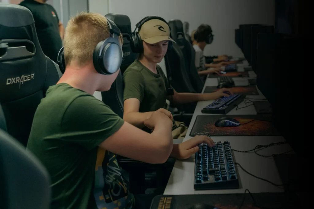 Barn deltar i en gemensam gamingaktivitet hos Gameffect