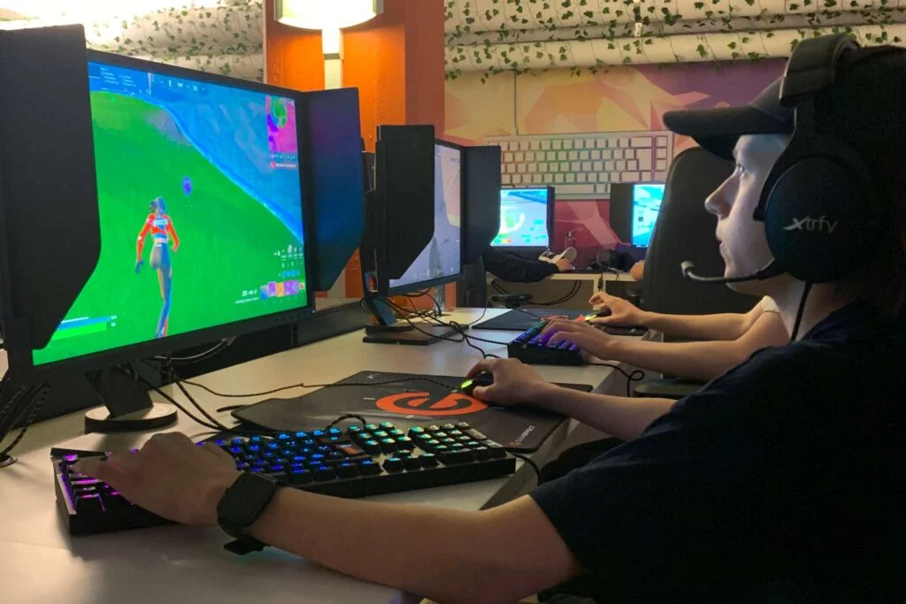 Ung deltagare spelar på gamingdator under Gamecamp