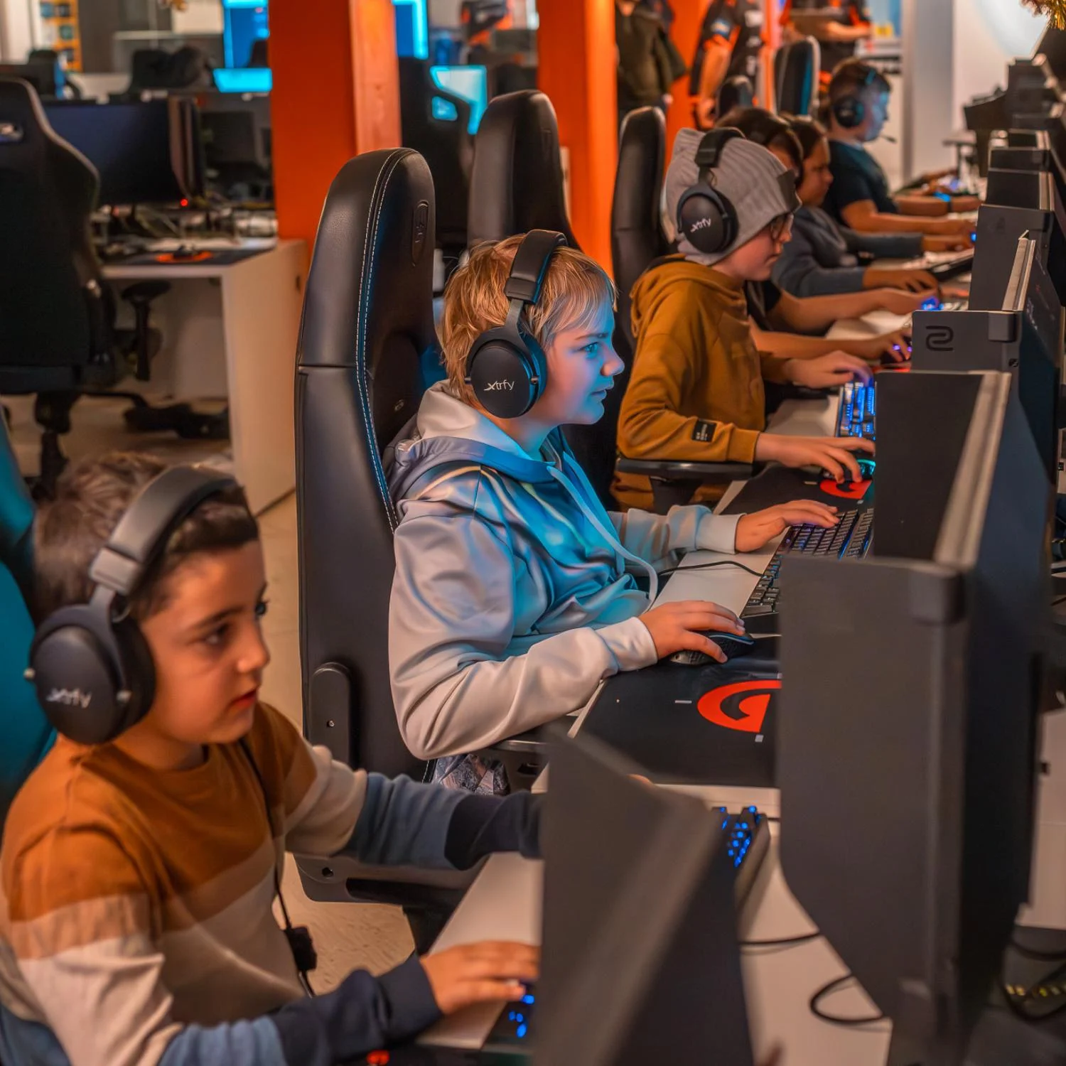 Barn spelar på gamingdatorer