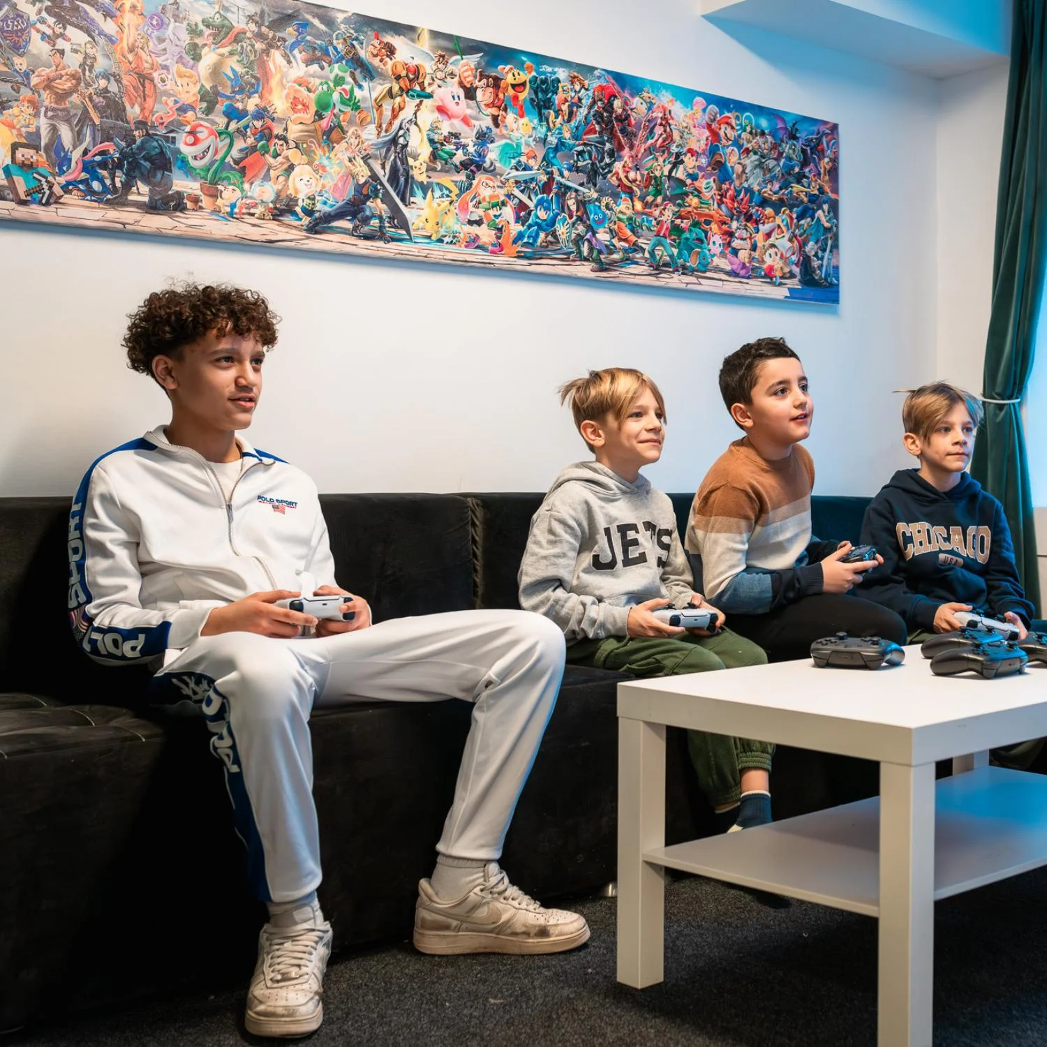 Barn spelar konsol tillsammans