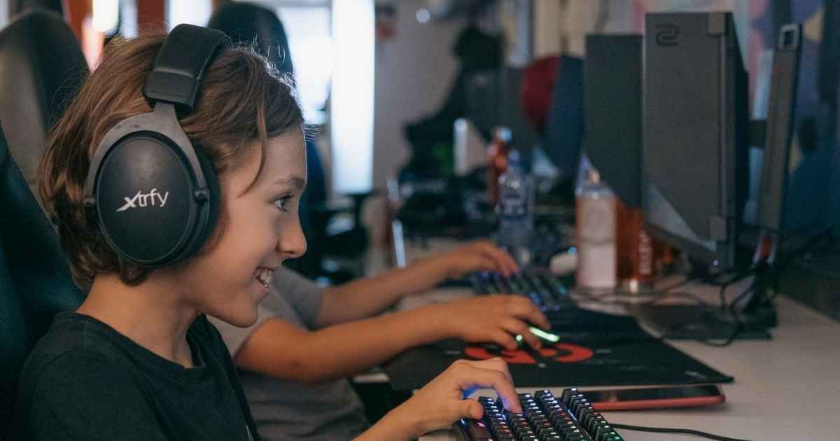 Besökare som spelar på gamingdatorer hos Gameffect i Jönköping